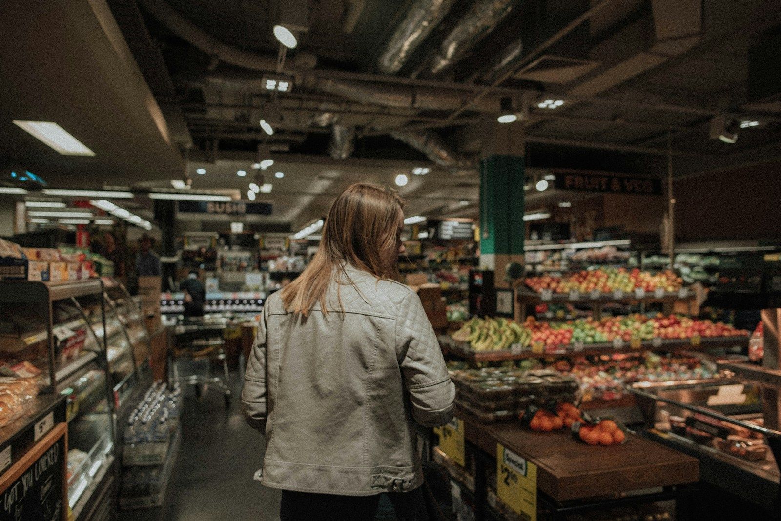 Femme devant un étal de légumes, régime FODMAP