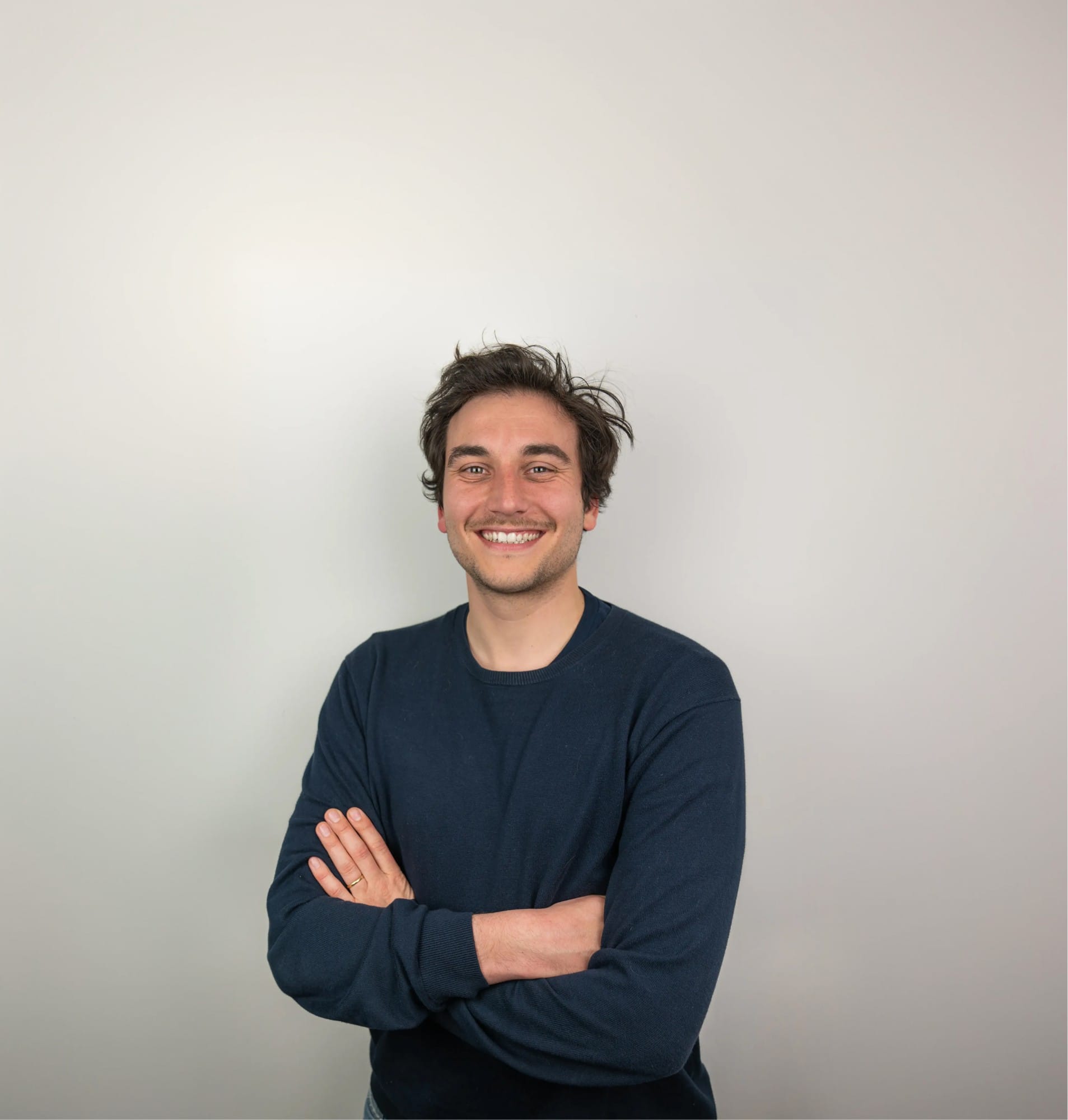 Nicholas Balon-Perin, fondateur de Symp, souriant, bras croisés